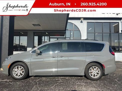 Used 2022 Chrysler Pacifica Touring-L FWD image 1