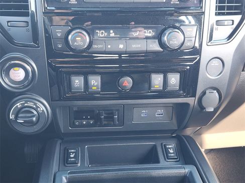 Used 2021 Nissan Titan PRO-4X w/ Pro-4x Convenience Package image 14