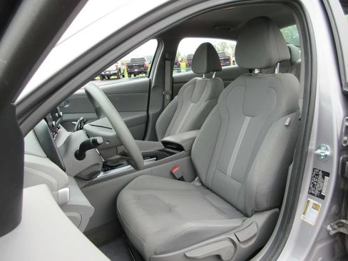 Used 2025 Hyundai Elantra SE FWD image 16