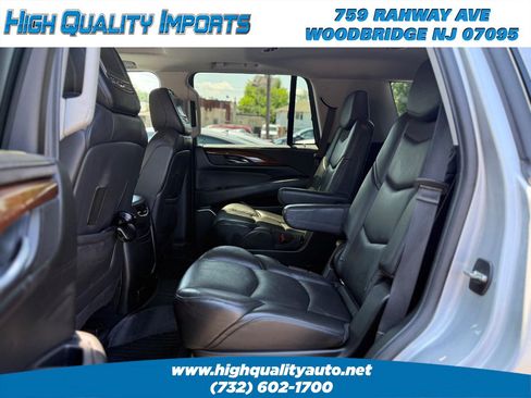 Used 2018 Cadillac Escalade Luxury AWD/4WD image 16