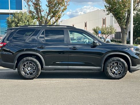 Used 2025 Honda Pilot TrailSport image 3
