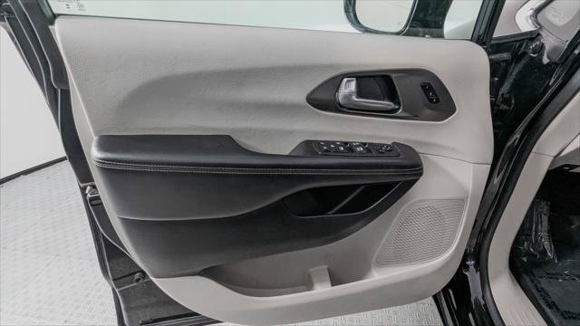 Used 2024 Chrysler Pacifica Touring-L FWD image 13