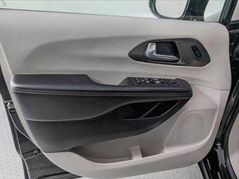 Used 2024 Chrysler Pacifica Touring-L FWD image 13