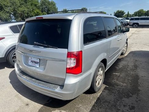 Used 2012 Chrysler Town & Country Touring w/ Entertainment Group #1 FWD image 6