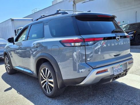 Used 2025 Nissan Pathfinder Platinum FWD image 3