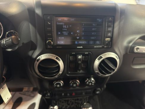 Used 2014 Jeep Wrangler Unlimited Sahara w/ Dual Top Group AWD/4WD image 19
