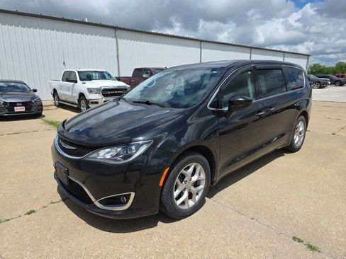 Certified 2019 Chrysler Pacifica Touring Plus w/ Tire & Wheel Group FWD image 3