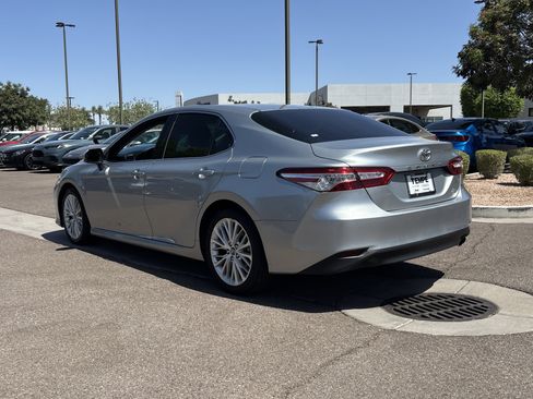 Used 2018 Toyota Camry XLE FWD image 4