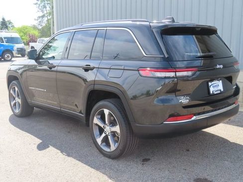 Used 2023 Jeep Grand Cherokee Limited w/ Luxury Tech Group II AWD/4WD image 11
