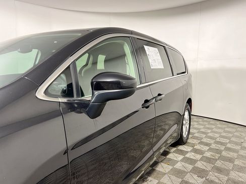 Used 2023 Chrysler Voyager LX image 13