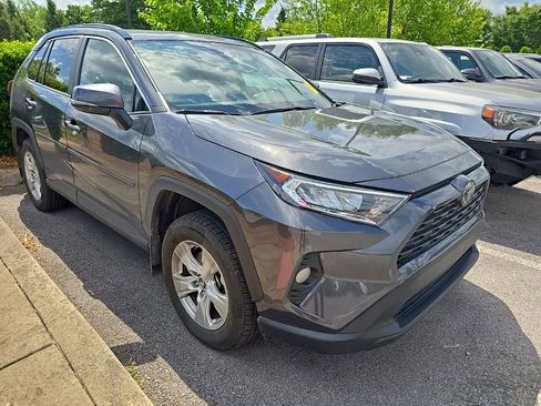 Used 2019 Toyota RAV4 XLE FWD image 2