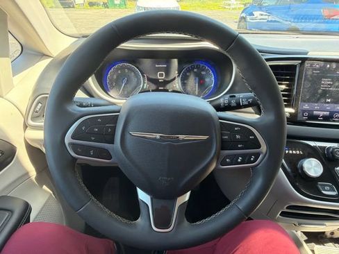 Used 2023 Chrysler Pacifica Touring-L FWD image 23