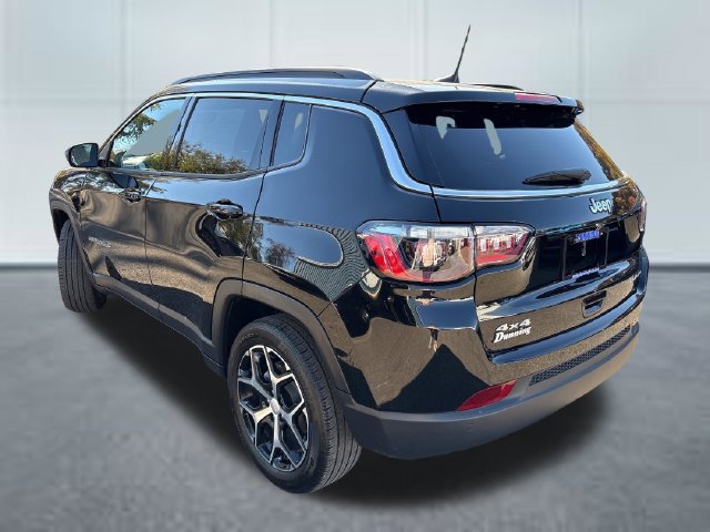 Used 2024 Jeep Compass Limited AWD/4WD image 2