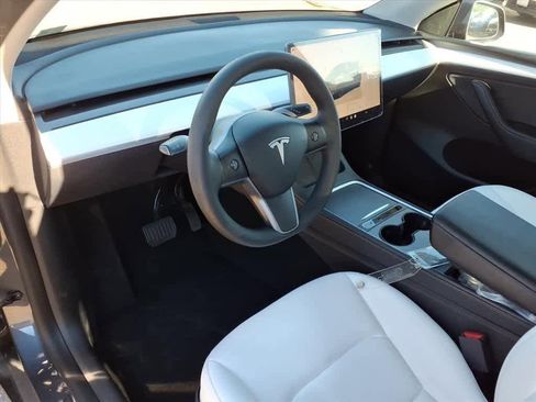 Used 2023 Tesla Model Y Long Range image 17