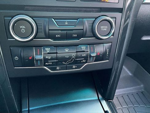 Used 2017 Ford Explorer XLT w/ XLT Technology Feature Bundle image 15