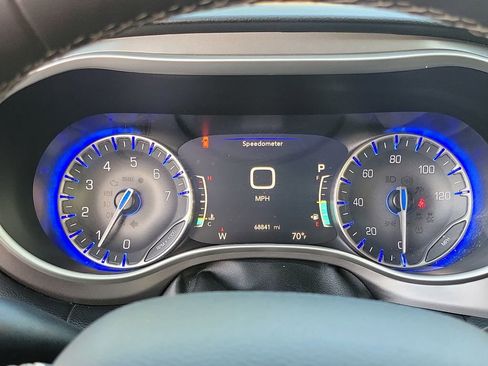 Certified 2023 Chrysler Pacifica Touring-L FWD image 9