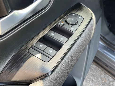 Certified 2025 Nissan Kicks SV image 30