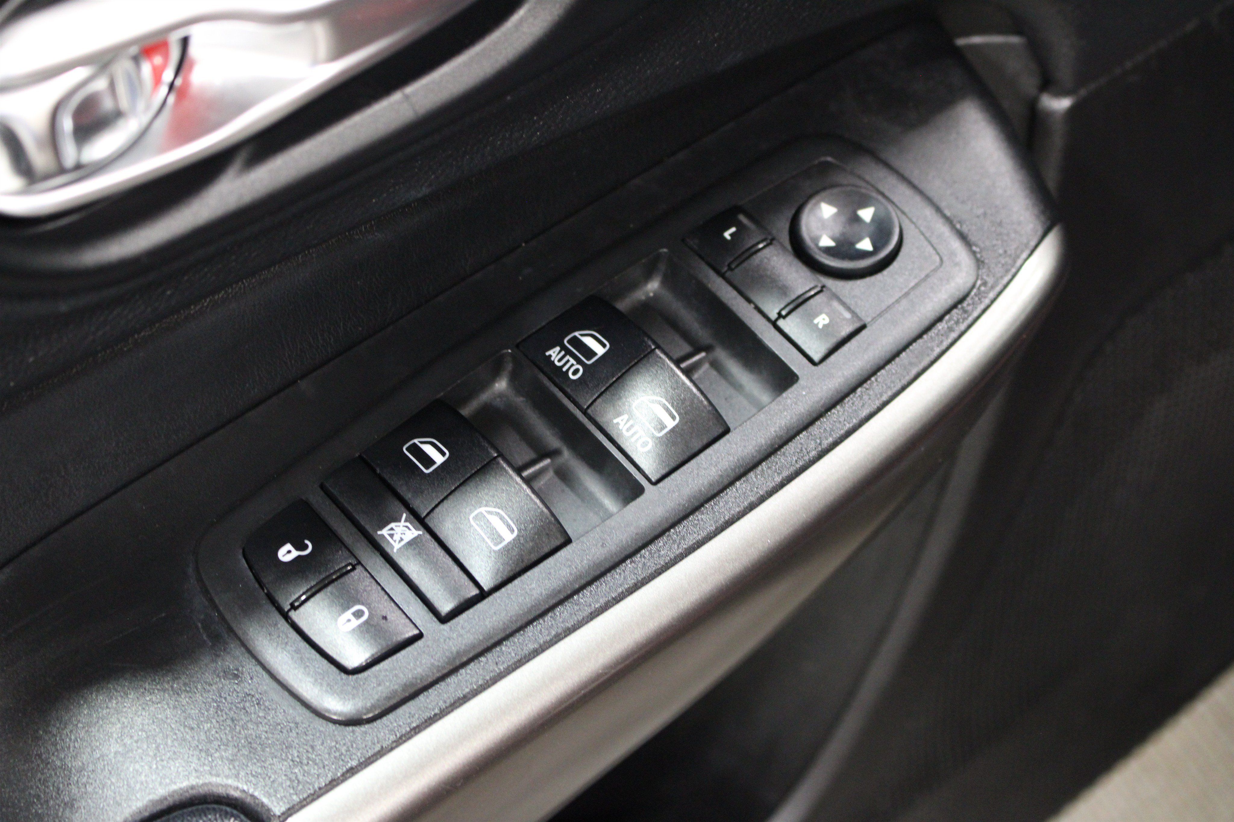 Used 2019 Jeep Cherokee Latitude Plus w/ Cold Weather Group FWD image 7