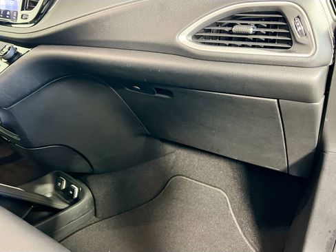 Used 2021 Chrysler Pacifica Touring-L w/ S Appearance Package image 35