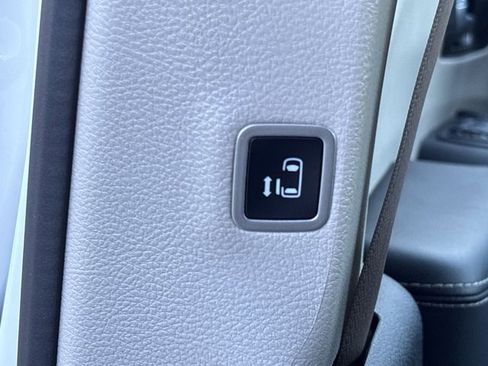 Used 2024 Chrysler Pacifica Touring-L image 21