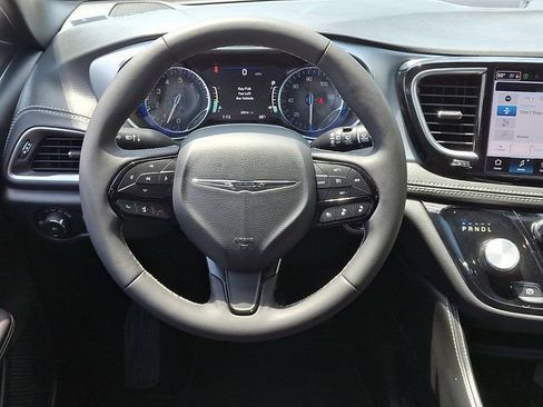Used 2025 Chrysler Pacifica Limited FWD image 19