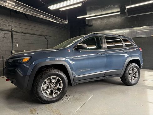 Used 2019 Jeep Cherokee Trailhawk w/ Cold Weather Group AWD/4WD image 1