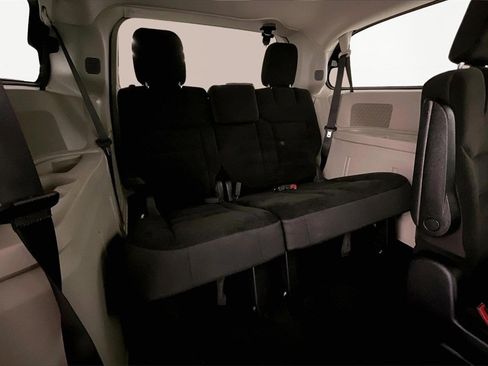 Used 2019 Dodge Grand Caravan SE w/ UConnect Hands-Free Group image 19