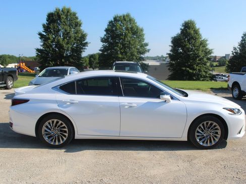 Used 2025 Lexus ES 300h w/ Luxury Package FWD image 7