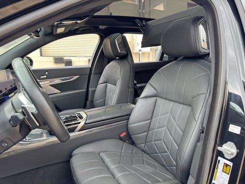 Used 2023 BMW 760i xDrive AWD/4WD image 56