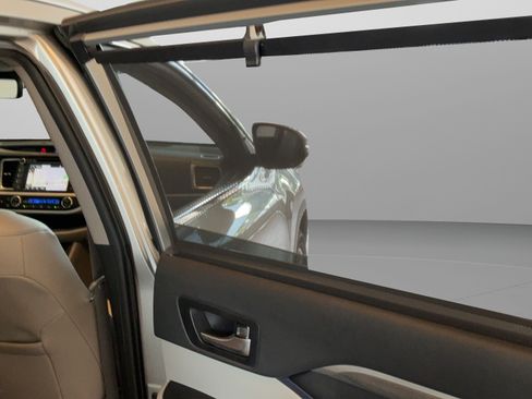 Used 2019 Toyota Highlander Limited FWD image 47