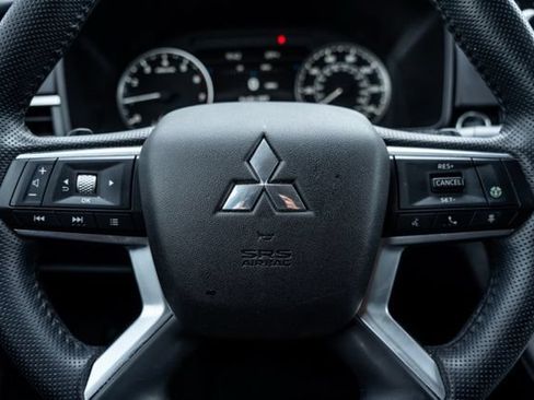 Used 2024 Mitsubishi Outlander SE AWD/4WD image 16