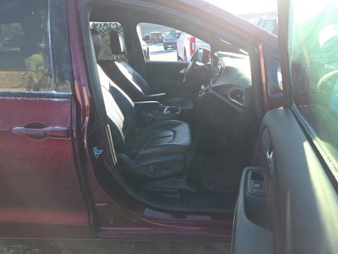 Used 2018 Chrysler Pacifica Touring-L w/ Advanced Safetytec Group image 21