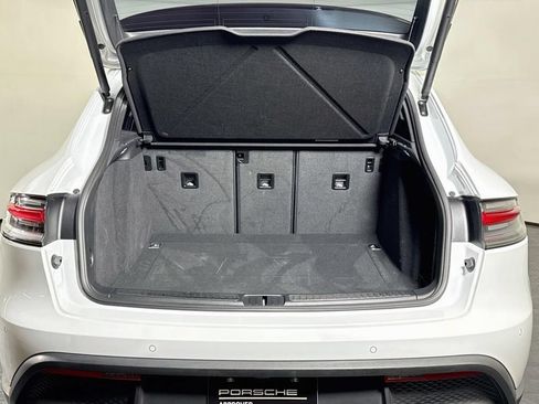 Certified 2024 Porsche Macan AWD/4WD image 27