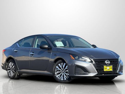 Used 2024 Nissan Altima 2.5 SV image 2