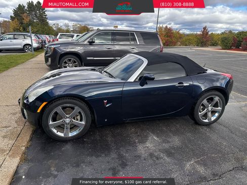 Used 2007 Pontiac Solstice Convertible 2D w/ Premium Package image 2