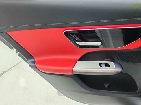 Used 2025 Mercedes-Benz GLC 300 4MATIC image 31