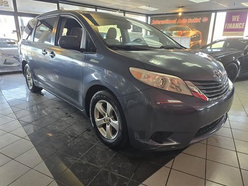 Used 2017 Toyota Sienna LE image 3