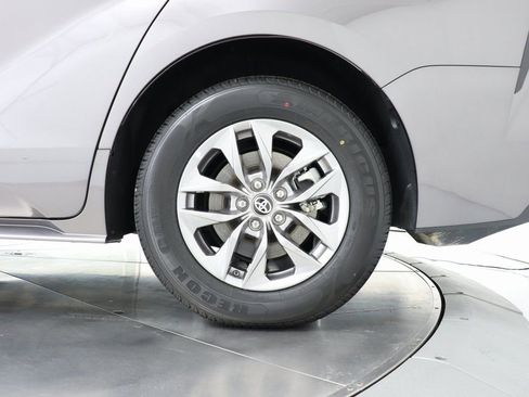 Used 2024 Toyota Sienna LE image 45
