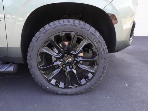 Used 2023 Chevrolet Tahoe Z71 w/ Luxury Package AWD/4WD image 35