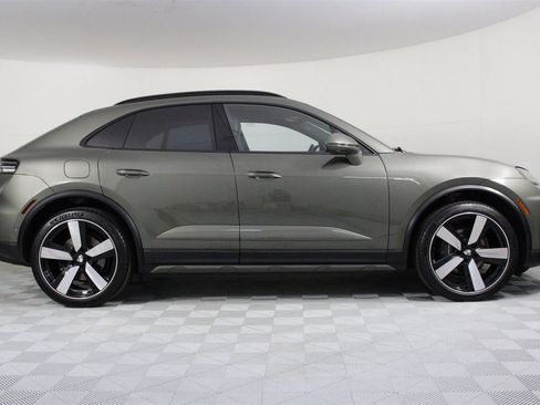 Used 2025 Porsche Macan 4 Electric image 8