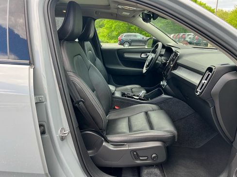 Certified 2025 Volvo XC40 B5 Plus AWD/4WD image 29