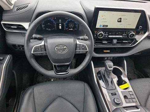 Used 2024 Toyota Highlander Platinum image 11