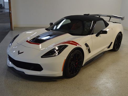 Used 2019 Chevrolet Corvette Grand Sport w/ Carbon Flash Badge Package image 7