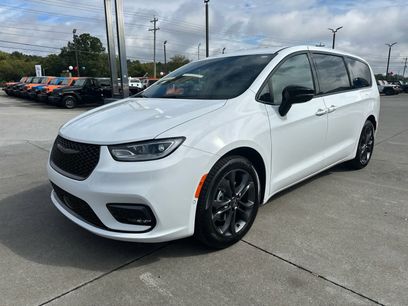 New 2026 Chrysler Pacifica Select