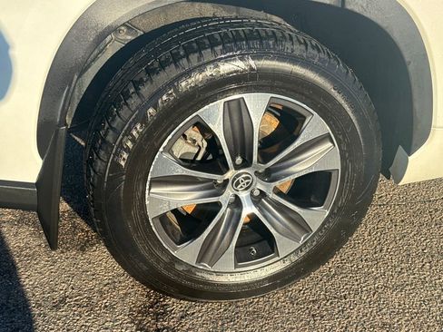 Used 2021 Toyota Highlander XLE image 47