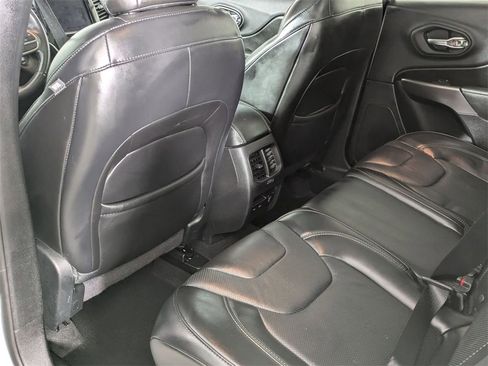 Used 2019 Jeep Cherokee Limited image 27