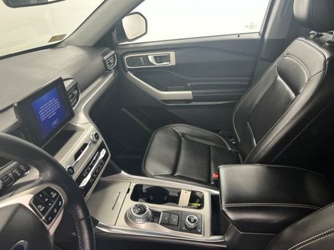 Used 2023 Ford Explorer XLT w/ Equipment Group 202A AWD/4WD image 18
