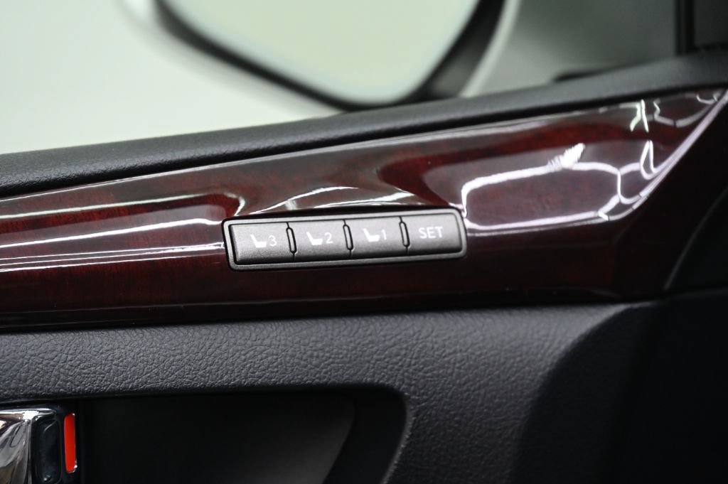 Used 2011 Lexus LX 570 4WD w/ Luxury Pkg image 17