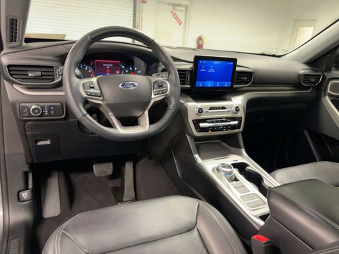 Used 2022 Ford Explorer XLT w/ Equipment Group 202A image 28