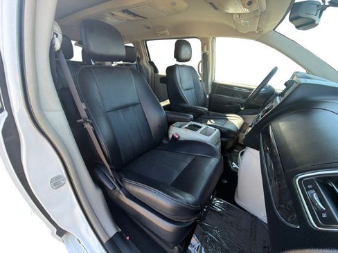 Used 2015 Chrysler Town & Country Touring FWD image 19
